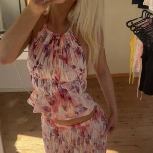Blommig topp - Helt oanvänd, storlek M men skulle säga att den passar S/XS om man har små bröst. Inte genomskinlig, jättebra kvalite, justerbara band på ryggen💞