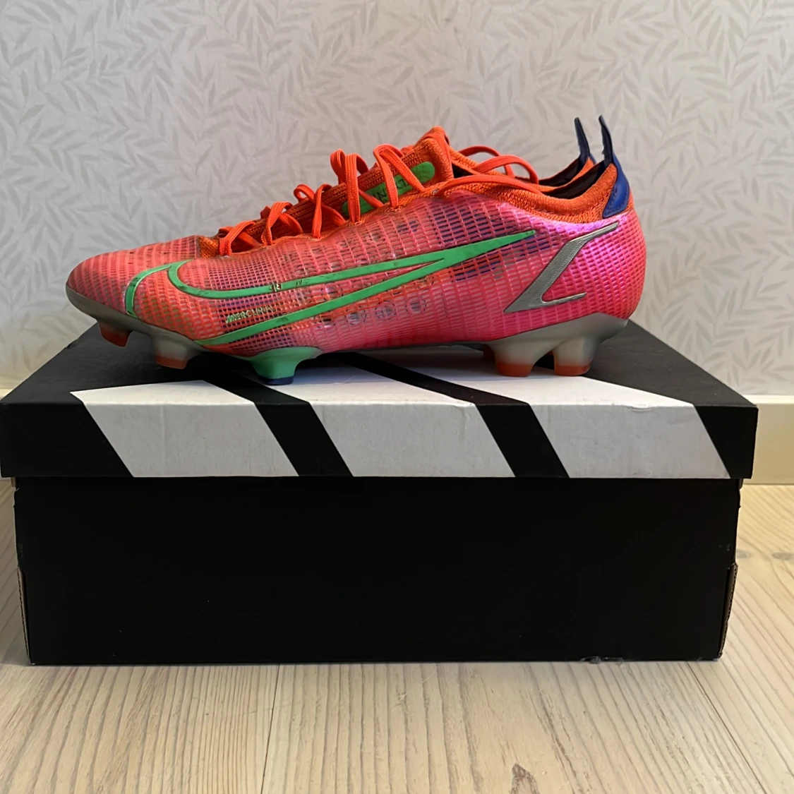 Nike Mercurial fotbollsskor i orange och rosa - 1