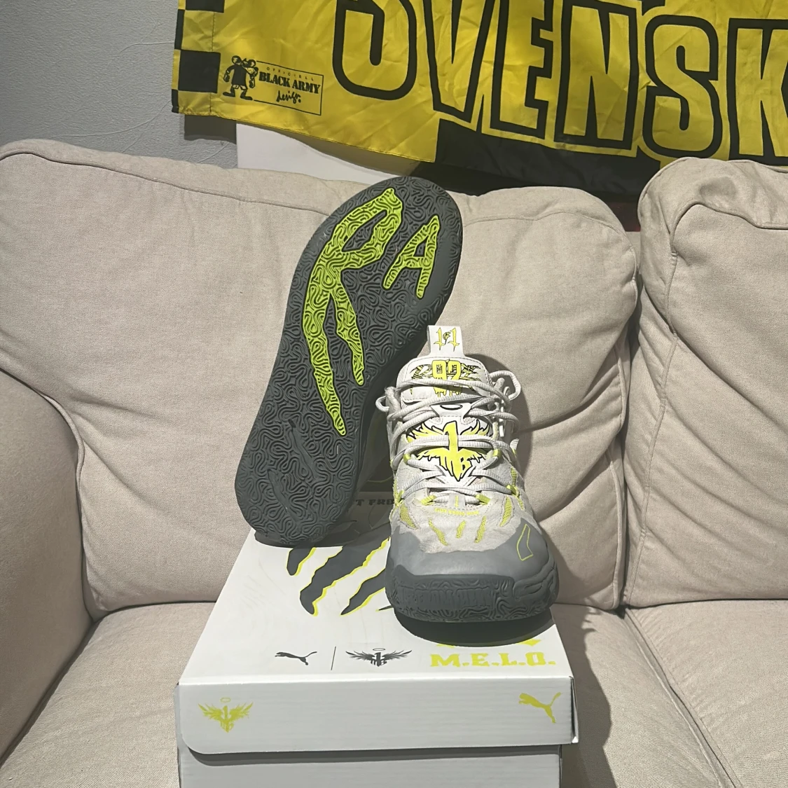 Grå och neongula sneakers från Puma MB.01 - 2