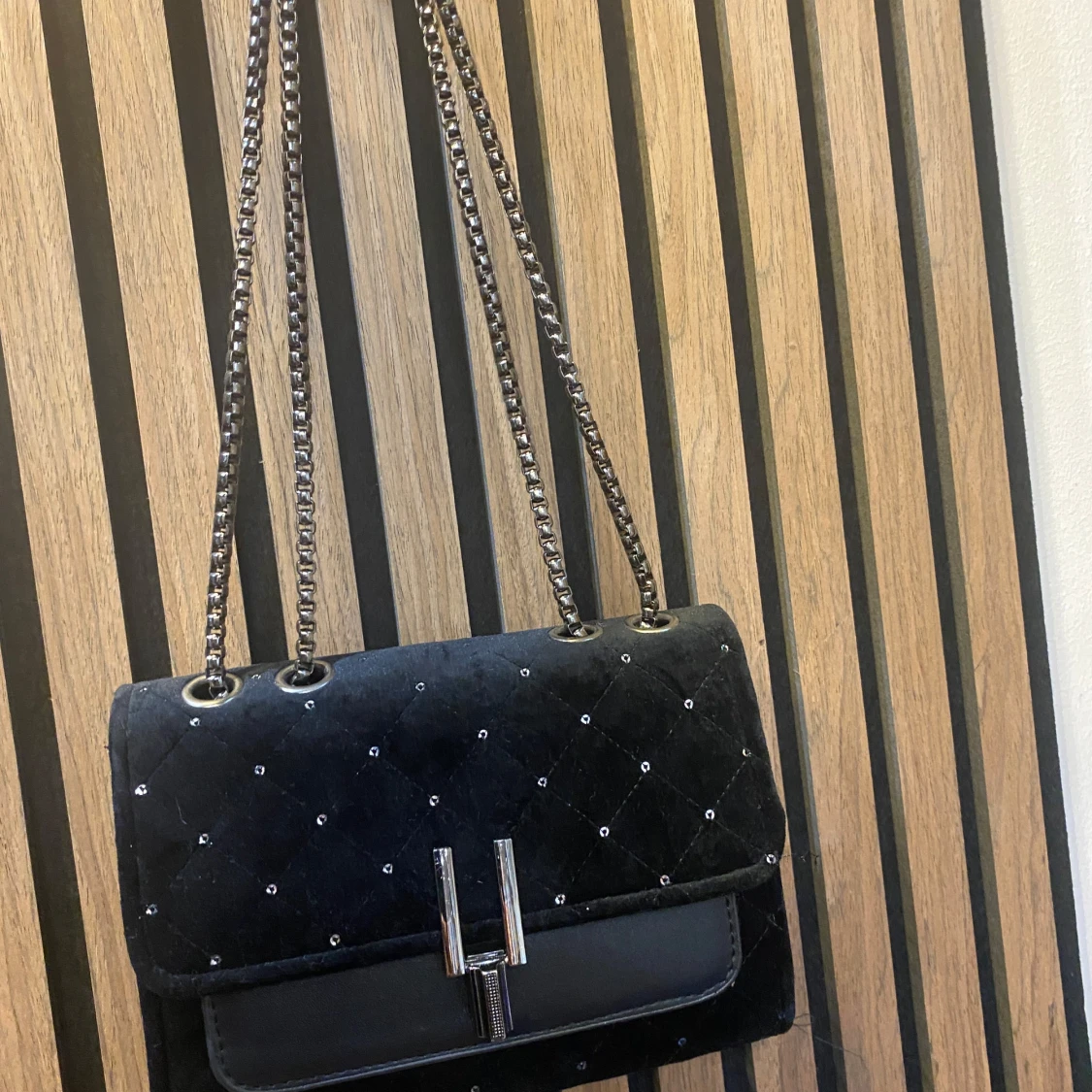 Svart quiltad axelväska med kedjerem - 1