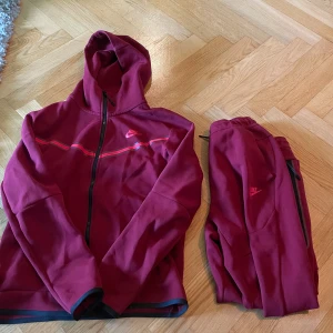 Vinröd nike tech tracksuit - Priset gäller för båda plaggen tillsammans, vill man köpa inviduellt så går det också. Allt är såklart äkta och priset kan diskuteras något vid snabb affär.