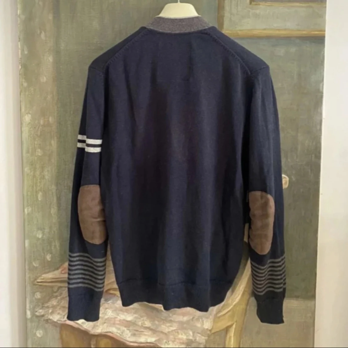 Mörkblå kofta med grå detaljer och emblem - 1