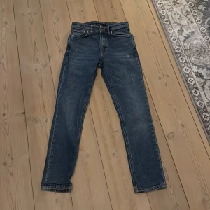 Blå jeans från Nudie Jeans - Storlek W26 L28 modell mellow mae slim fit nypris 1800kr pris kan diskuteras vid snabb affär. Skick 9/10 