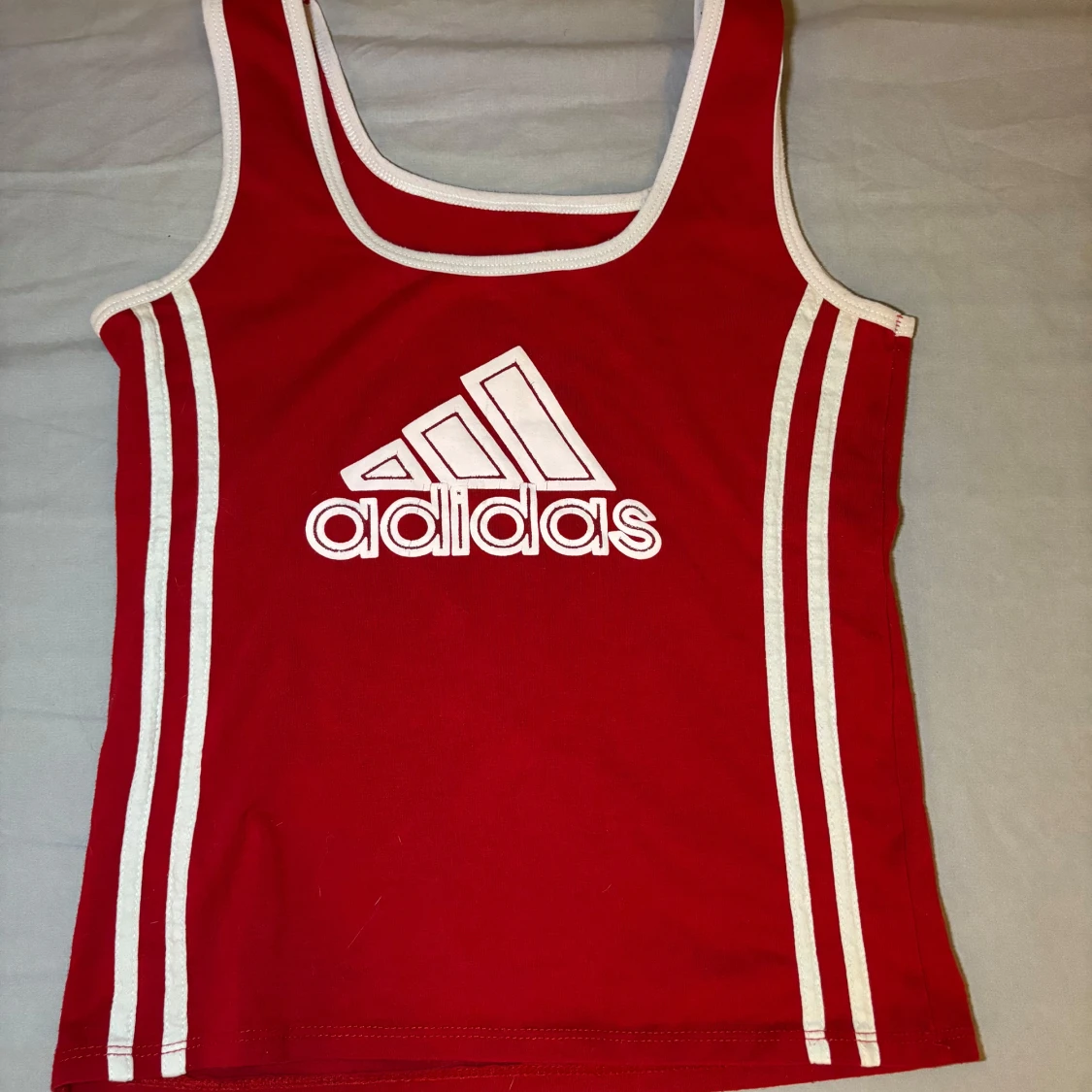 Röd Adidas linnetopp med vita ränder