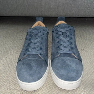 Christian Louboutin  - Ett par riktigt feta skor som passar perfekt tills sommaren. Storlek 43. Inte använda. Box kommer med. Dm innan köp! 