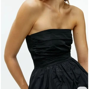 SÖKER, arket topp - SÖKER denna topp/blus från arket i beige/cream färg! 