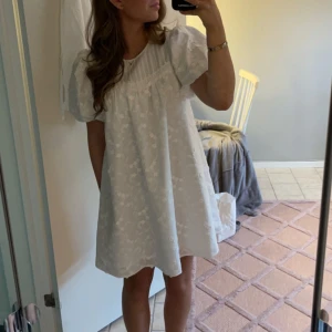Vit sommarklänning 🤍 - En klänning från & Other stories som va köpt till min student, men som aldrig användes 🤍