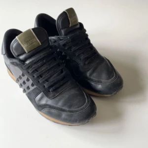 Valentino Rockrunners - Tja! Säljer dessa goa rockrunners i storlek 42. Skorna är användna men i mycket bra skick utan några defekter. Nypris ligger över 6000 lappen mitt pris: 999. Hör gärna av dig innan köp eller vid frågor