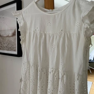 Vit topp - Söt sommar topp som jag köpte nyligen second hand. Står tyvärr ingen lapp om märke. Storleken är 38, men passar även mig som brukar ha 36🙌❣️