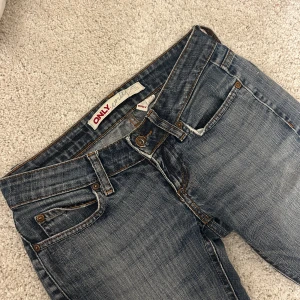 Lågmidjade bootcut jeans  - Säljer ett par jättefina lågmidjade bootcut jeans från Only. Byxorna är i bra skick, små slitninagr (nopprit) på baksidan. midjemått 35cm rakt över och innebenslängden ca 80cm❣️Kontakta mig gärna vid frågor!!!🙌🏻🙌🏻