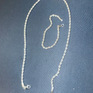 Cordell set - Silver halsband och armband 925 vet inte om de äkta eller ej säljer de billigt då ja ej använder dom alls