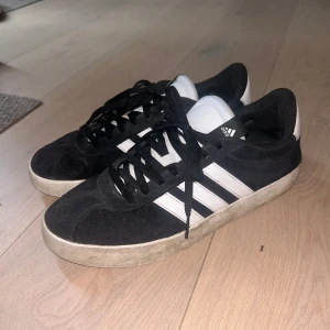 Adidas  sneakers svart/vit i mocka - Klassiska Adidas sneakers i svart mocka.  säljer pga Använder ej längre