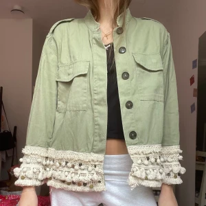 Snyggaste jackan!!! - Så snygg bohemisk trendig jacka från Zara😍😍💕💕 Storlek XS men passar även S🩷🌸