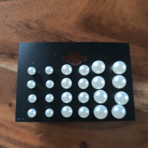 Set med pärlörhängen i olika storlekar - Säljer ett set med klassiska pärlörhängen i flera olika storlekar. Perfekta att mixa och matcha efter humör och stil. Snyggt och tidlöst tillbehör som passar till många tillfällen. Oanvända! 