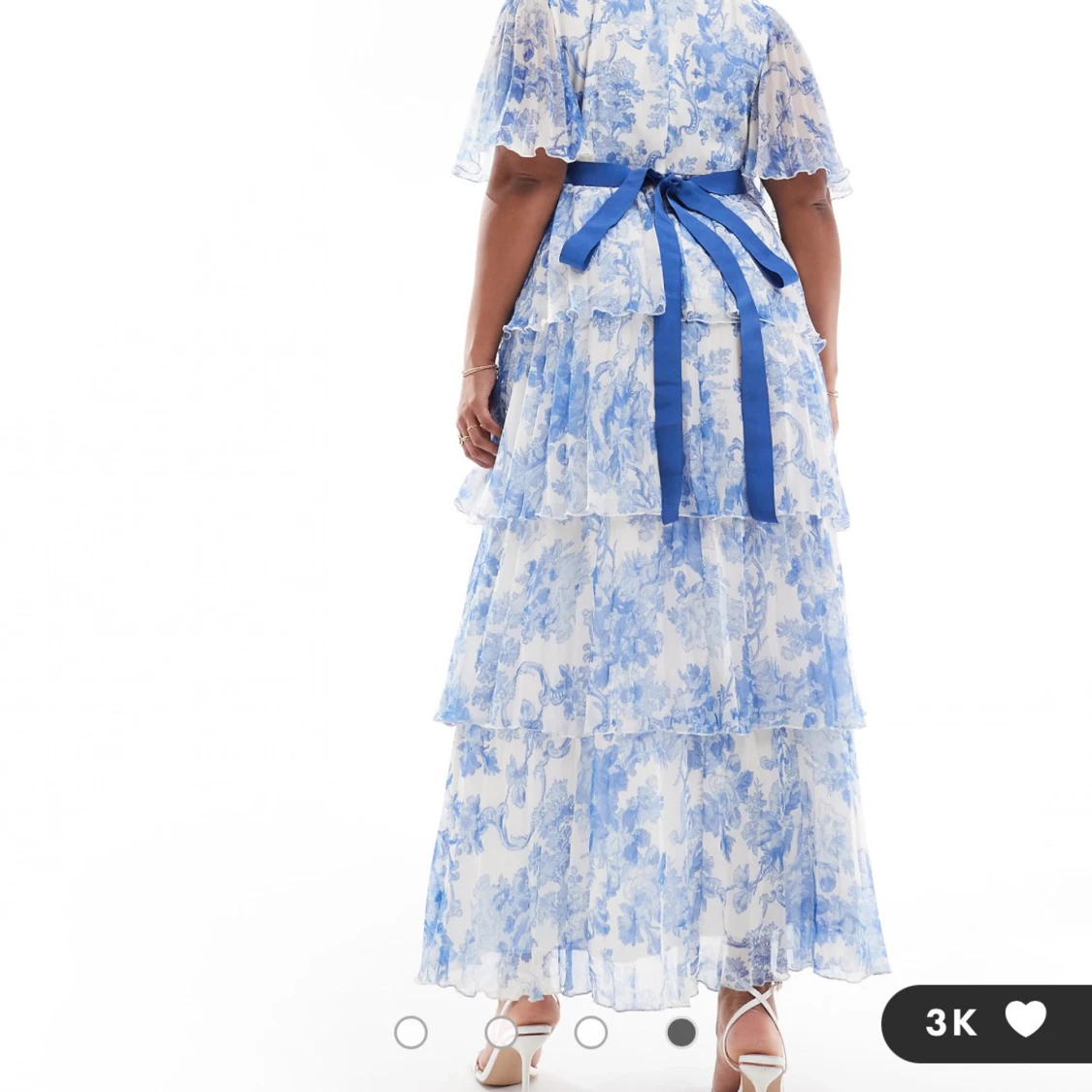 Blommig långklänning med volanger och knytband - 1