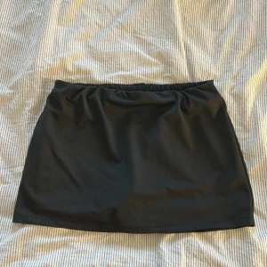 Kort kjol - Kort kjol med inbyggda shorts ifrån shein! Aldrig använd