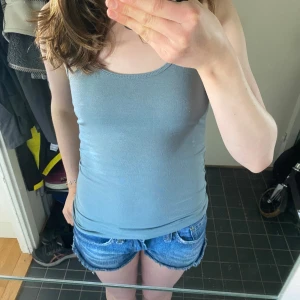 Blå-grönt linne från Primark - Säljer ett blå-grönt linne från Primark. I fint skick!