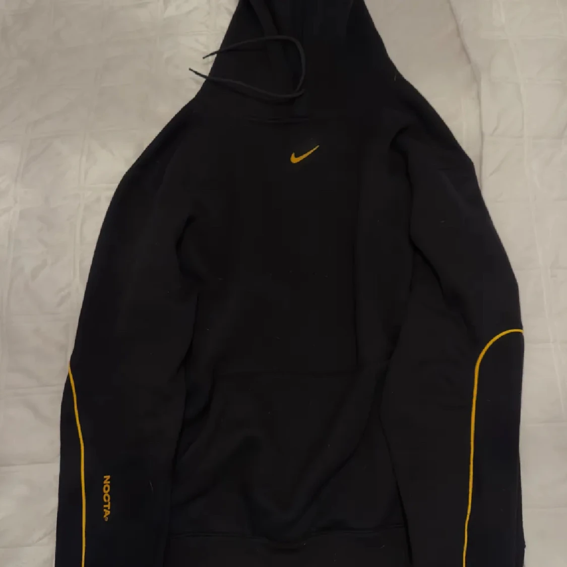 Svart hoodie från Nike NOCTA med gula detaljer - 1