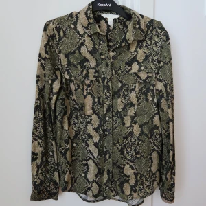 Skjortblus från H&M - Använd några få gånger, som ny, passar även storlek XS/S