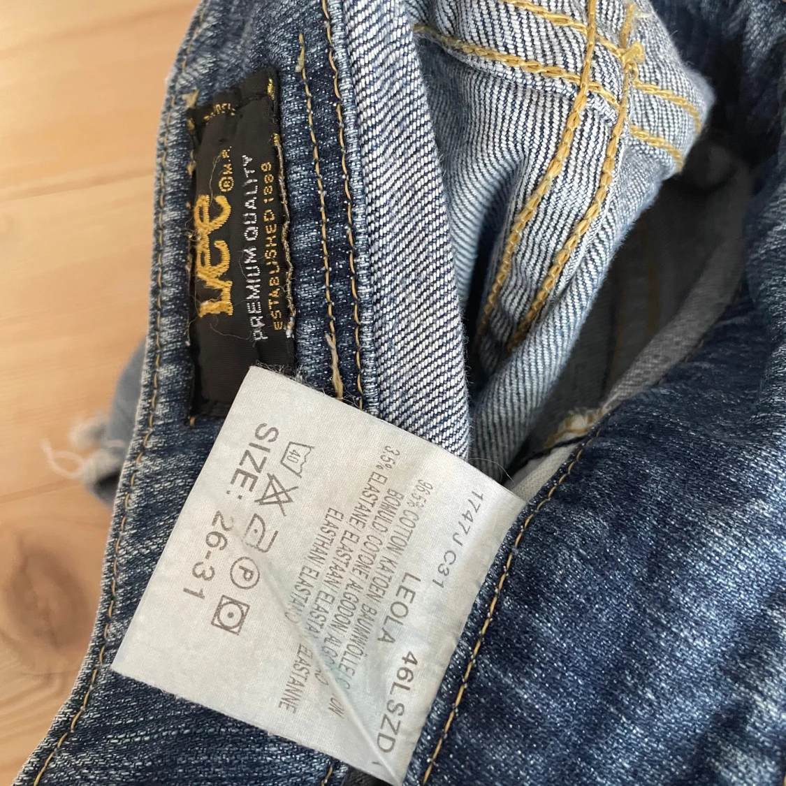 Lågmidjade blå bootcut jeans från Lee med slitningar - 4