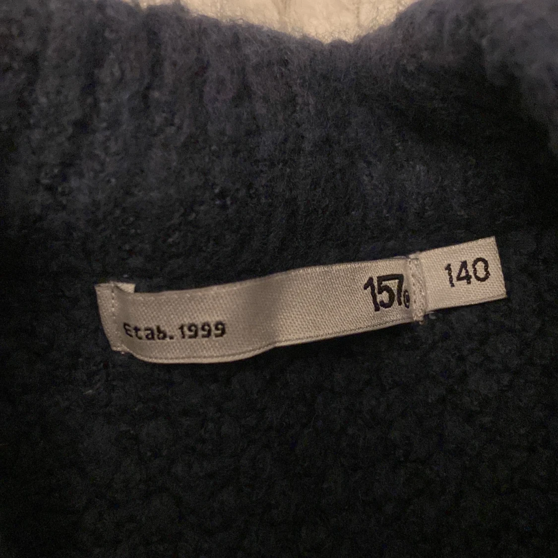 Mörkblå stickad tröja från 157 - 1