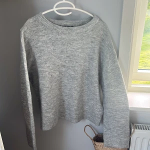 Ljusgrå stickad tröja - Stickad ljusgrå tröja ifrån lager 157 som aldrig kommit till någon användning, då den är för liten. 