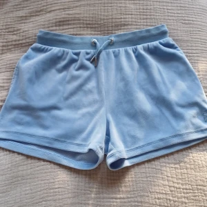 Juicy Couture shorts - Jätte söta Juicy Couture shorts i ljusblått🩵 Jag säljer då dom inte riktigt passade mig, nästan helt oanvända. Dom är lite stora i storleken så jag skulle säga att dom som har medium skulle passa i dessa.🩵