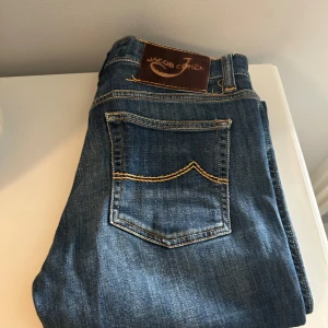 Jacob cohen jeans  - Säljer dessa snygga Jacob Cohen Jeans för endast 699kr. Kan gå ner i pris vid snabbt affär. Storlek 27- passar dig som är runt 160-170. Hör av dig vid minsta undring!
