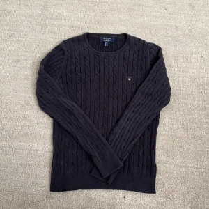 Kabelstickad Gant Tröja - Tja! Säljer nu denna feta kabelstickade Gant tröja! Den har inga defekter alls! Den har en snygg och avslappnad marinblå färg med Gantloggan på! Den är varm så perfekt för dessa kyliga dagar! Skick: 10/10 Nypris: 999kr❌‼️ Mitt pris: 349kr✅ Skriv vid minsta fundering och pris kan diskuteras!🙌🤝