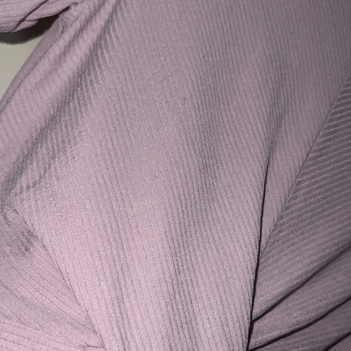 Ljuslila ribbad croppad topp - 1