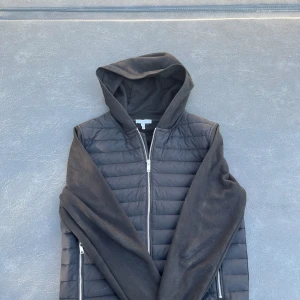 Cardigan Reiss  - En riktigt fet Cardigan från märket Reiss, skick runt 9/10 inga fel och knappt tecken på användning. Nypris är runt 3200kr och mitt original pris är 899 vilket är ett sjukt kap, priset kan diskuteras vid snabb affär, ge bud! 