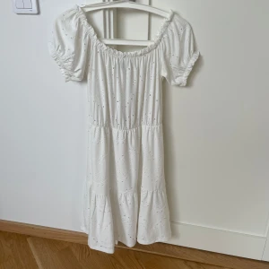 Vit sommarklänning  - Säljer denna vita somriga klänningen från gina. Perfekt till skolavslutning eller semestern. Lite ljusgultonat vid armhålorna men inget märkbart då jag inte la märke till de förrän jag inspektera klänningen. Annars inga defekter.