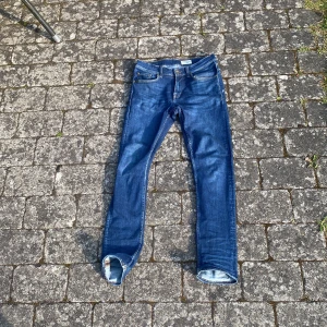 Tiger of Sweden jeans! - Snygga blå jeans från Tiger of Sweden med klassisk femficksdesign och raka ben. Jeansen har slim fit passform och är tillverkade i ett mjukt denimtyg. Perfekta för dig som gillar stilrena och tidlösa jeans. Storlek 29/32, sitter true to size skulle jag säga. Pris går att diskuteras!