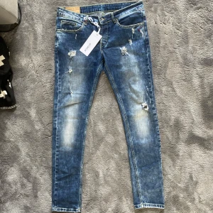 Dondup jeans GEORGE - Tja! Säljer nu dessa riktigt feta dondup jeansen med sköna slitningar och tvätt! Jeansen är i fint skick! Jeansen är i storlek w35, tag medföljer ej! Skriv vid frågor eller bilder