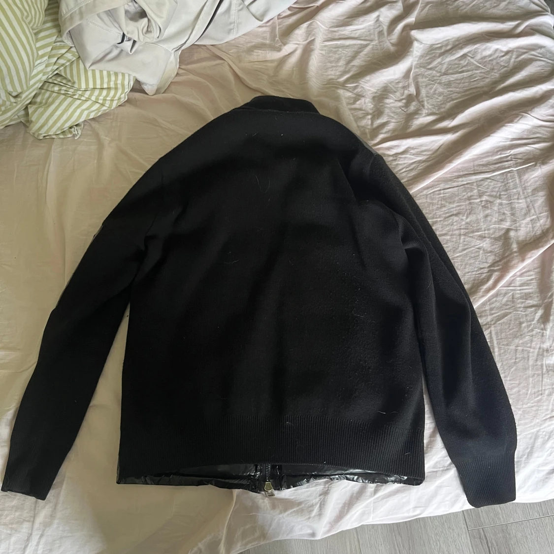 Svart dunväst med ärmar från Moncler - 1