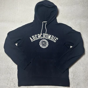 Abercrombie & Fitch Hoodie | M - Skön hoodie | fint skick och inga defekter| om du har frågor hör då av dig | ⚜️
