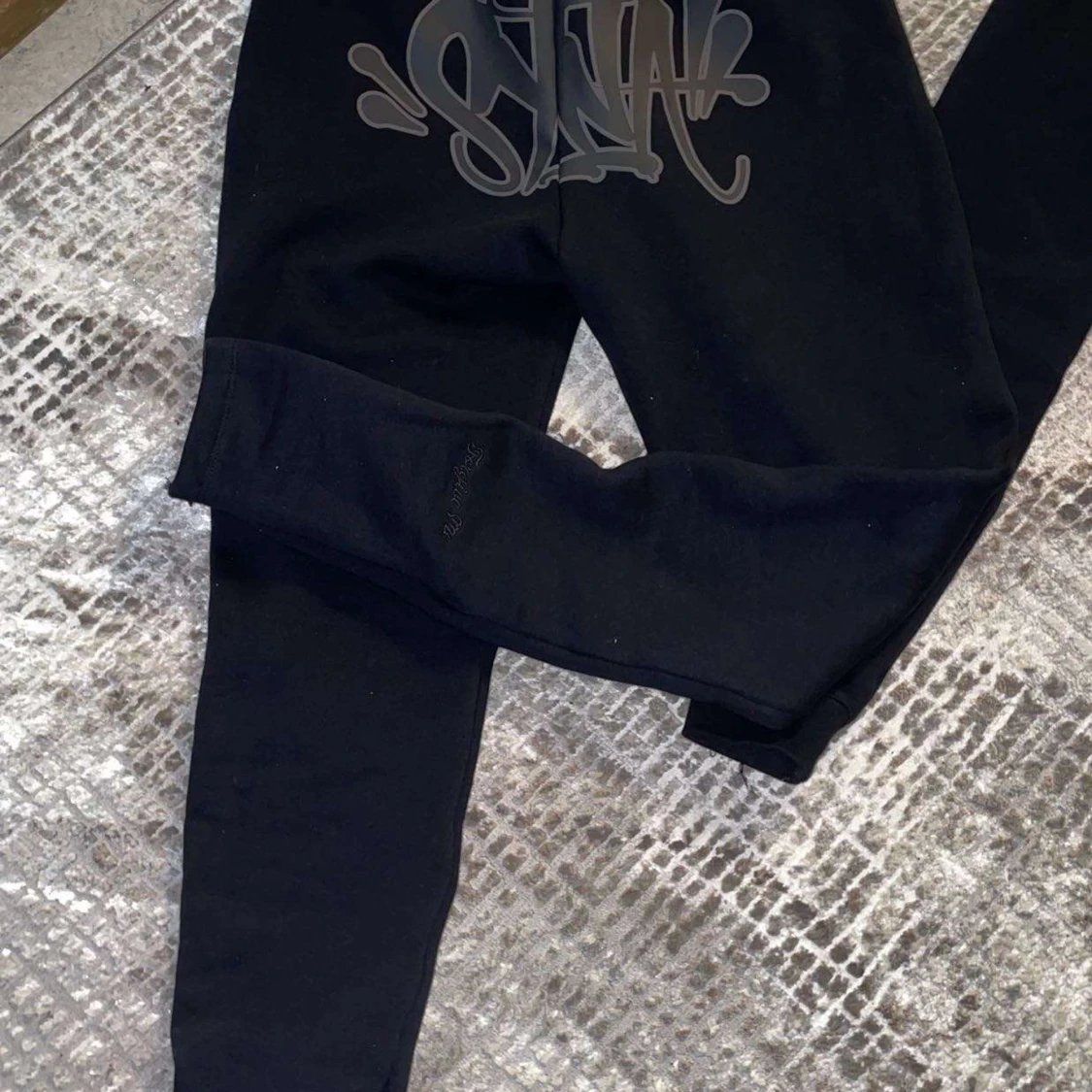 Svarta mjukisbyxor med snörning och broderad text - 1