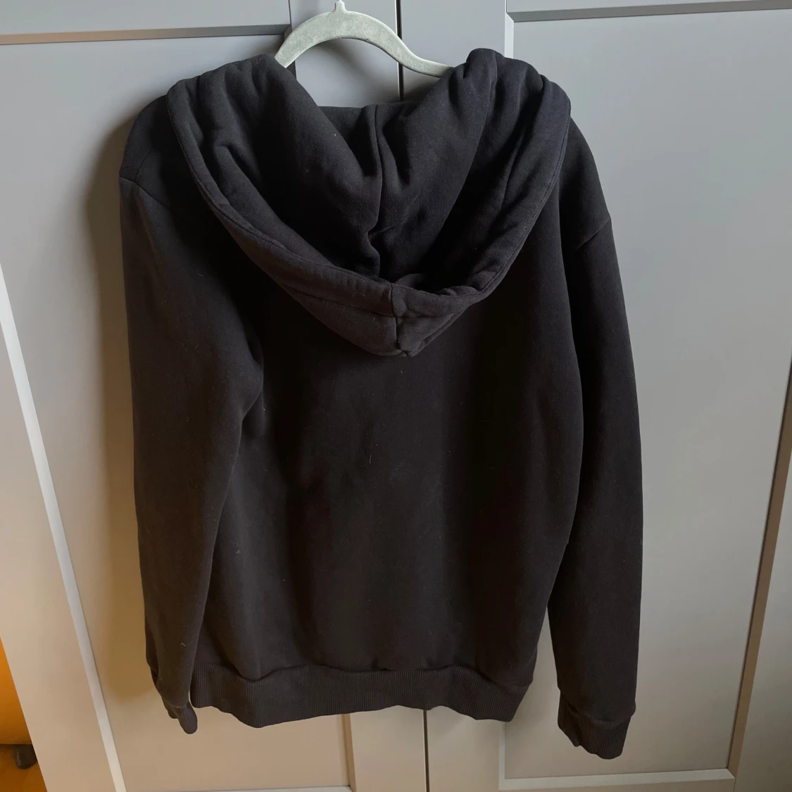 Svart hoodie med dragkedja från Only & Sons - 1