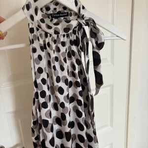 Prickig Halterneck topp  - Jätte söt  prickig halterneck topp som man knyter i halsen, som ej kommer till användning 💓