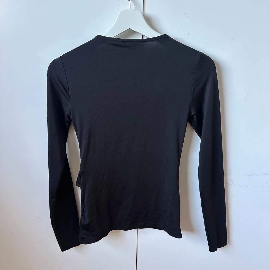 Svart långärmad topp med volang - 1