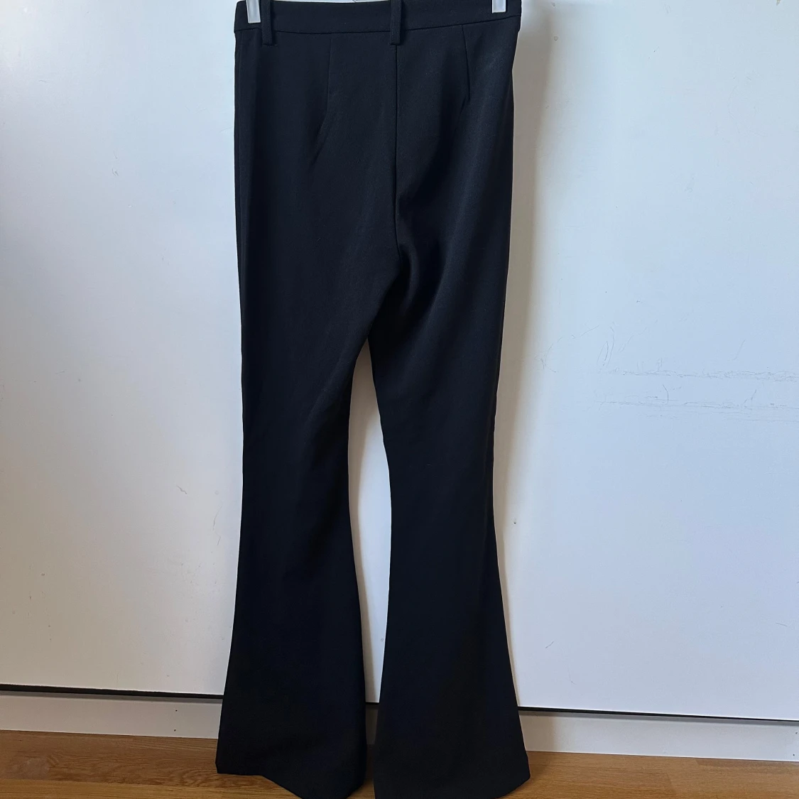 Svarta bootcut kostymbyxor  - 1