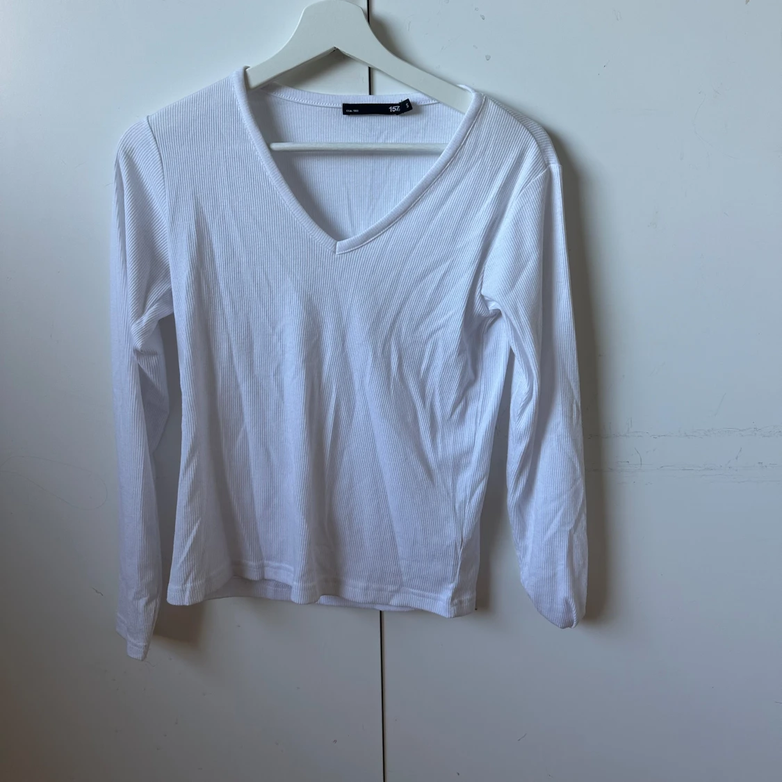 Vit ribbad långärmad tröja V-ringad