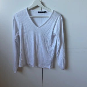 Vit ribbad långärmad tröja V-ringad - Basic basplagg 
