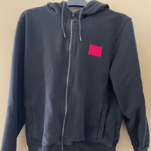 Hugo zip hoddie  - Inga skador på plagget. Storlek M