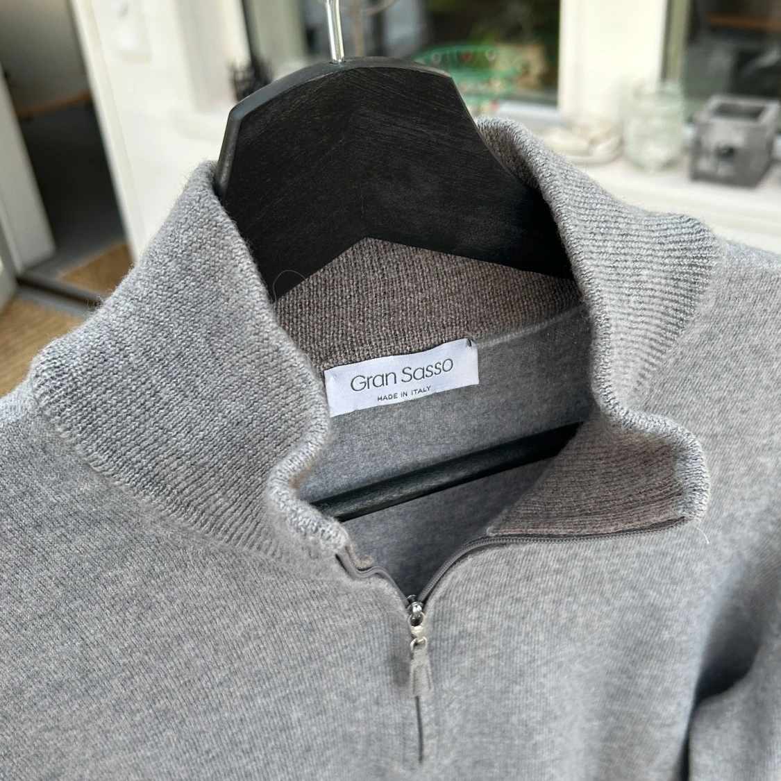 Grå tröja med dragkedja från Gran Sasso