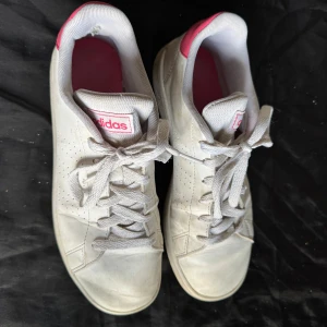 Stan Smith likande  - Sneakers från adidas. Lite trasiga på ena hälen. 
