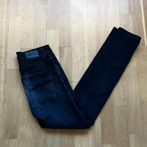 Nudie jeans - Säljer nu ett par riktigt snygga nudie jeans med riktigt snygg tvätt i storlek 27/32🔥Dem är i modellen lean Dean och i skicket, 9,5/10, inga defekter men vissa tecken på användning.Mitt pris: 329kr, nypris: ca 1700💸Bara att skriva vid minsta fundering✍🏼Svarar snabbt och skickar alltid inom 24h📦