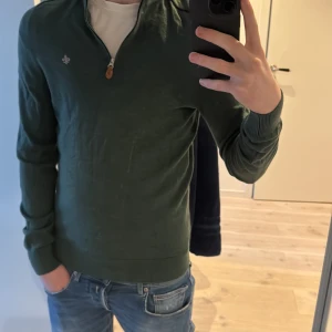 Grön merinoulltröja från Morris - Säljer en stilren grön tröja från Morris i 100% merinoull. Säljer den då den har blivit för liten för mig (175) kan sänka priset vid snabb affär👍