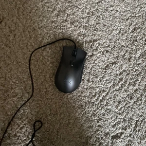 Svart gamingmus från HyperX - Säljer en svart gamingmus från HyperX, modell Pulsefire FPS Pro. Musen har en ergonomisk design med sladd och är perfekt för gaming. Den har flera knappar och en slät yta för bekväm användning. Perfekt för den seriösa gamern! 🎮