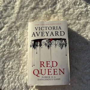 Red Queen - Boken 'Red Queen' av Victoria Aveyard är en spännande fantasyroman där makt och fara går hand i hand. Den utforskar en värld uppdelad av blod, där röd och silver står mot varandra. Perfekt för dig som älskar dystopiska berättelser och intriger.❗️SÄLJER ANDRA OCH TREDJE